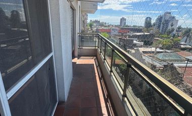 Departamento con tres habitaciones, dos baños, cochera, cocina, living comedor, balcón.-