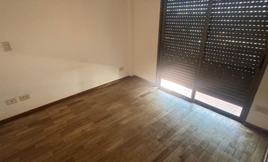 Departamento con tres habitaciones, dos baños, cochera, cocina, living comedor, balcón.-