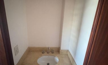 Departamento con tres habitaciones, dos baños, cochera, cocina, living comedor, balcón.-