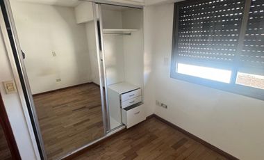 Departamento con tres habitaciones, dos baños, cochera, cocina, living comedor, balcón.-
