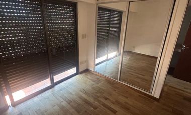 Departamento con tres habitaciones, dos baños, cochera, cocina, living comedor, balcón.-