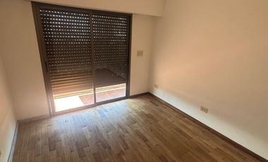 Departamento con tres habitaciones, dos baños, cochera, cocina, living comedor, balcón.-