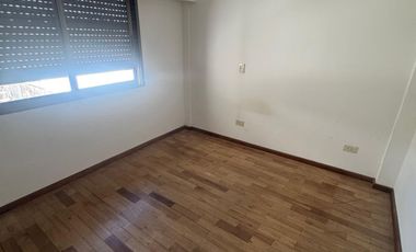Departamento con tres habitaciones, dos baños, cochera, cocina, living comedor, balcón.-