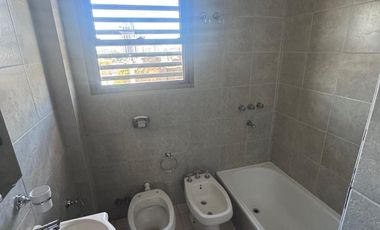 Departamento con tres habitaciones, dos baños, cochera, cocina, living comedor, balcón.-