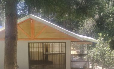 Casa sobre montaña en El Bolsón, ideal para renta o vivienda permanente.-
