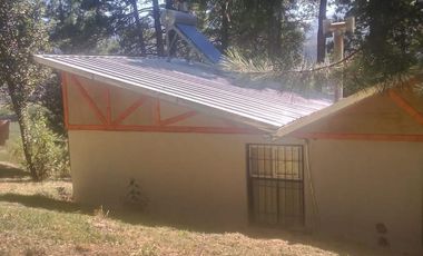 Casa sobre montaña en El Bolsón, ideal para renta o vivienda permanente.-