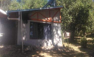Casa sobre montaña en El Bolsón, ideal para renta o vivienda permanente.-