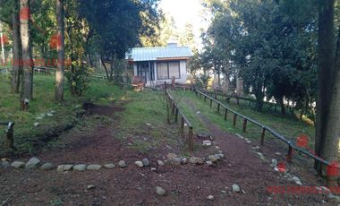 Casa sobre montaña en El Bolsón, ideal para renta o vivienda permanente.-