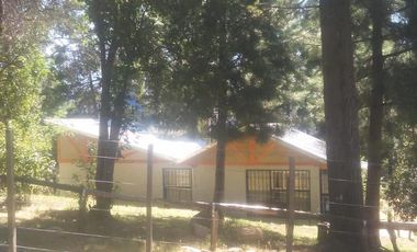 Casa sobre montaña en El Bolsón, ideal para renta o vivienda permanente.-