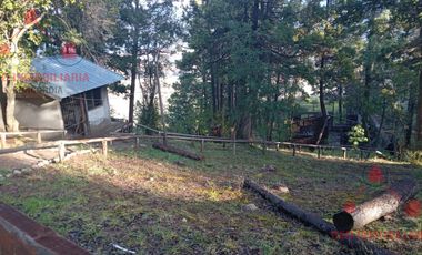 Casa sobre montaña en El Bolsón, ideal para renta o vivienda permanente.-