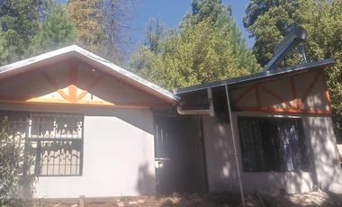 Casa sobre montaña en El Bolsón, ideal para renta o vivienda permanente.-
