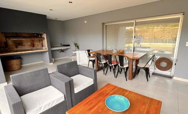 Excelente propiedad con Piscina a la Venta en Fincas Dos