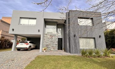 Excelente propiedad con Piscina a la Venta en Fincas Dos