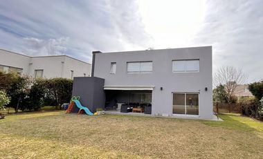 Excelente propiedad con Piscina a la Venta en Fincas Dos