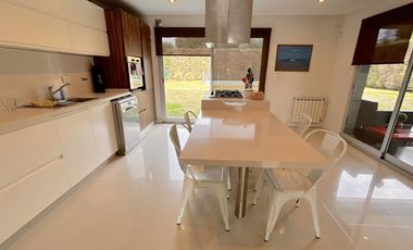 Excelente propiedad con Piscina a la Venta en Fincas Dos