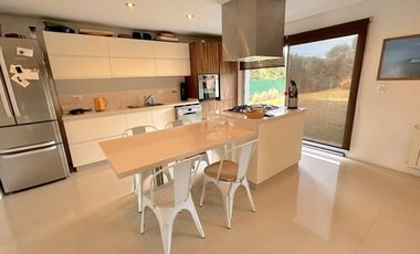 Excelente propiedad con Piscina a la Venta en Fincas Dos