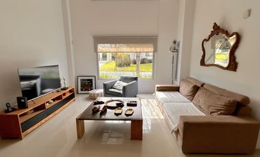 Excelente propiedad con Piscina a la Venta en Fincas Dos