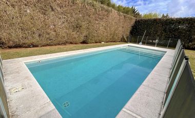 Excelente propiedad con Piscina a la Venta en Fincas Dos