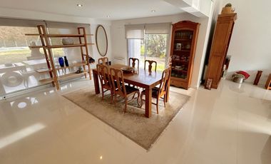 Excelente propiedad con Piscina a la Venta en Fincas Dos