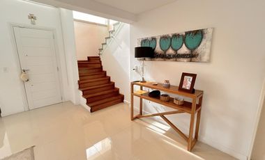 Excelente propiedad con Piscina a la Venta en Fincas Dos