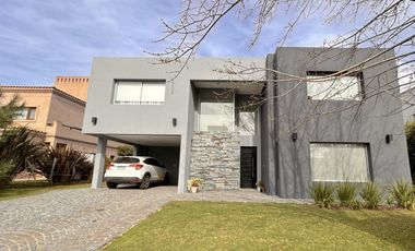 Excelente propiedad con Piscina a la Venta en Fincas Dos