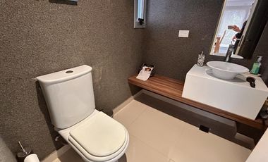 Excelente propiedad con Piscina a la Venta en Fincas Dos