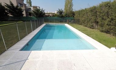 Excelente propiedad con Piscina a la Venta en Fincas Dos