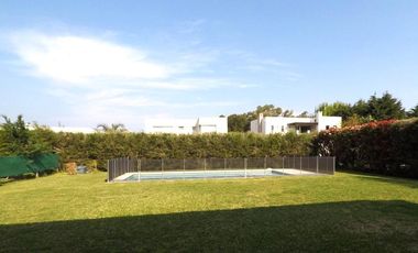 Excelente propiedad con Piscina a la Venta en Fincas Dos