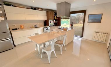 Excelente propiedad con Piscina a la Venta en Fincas Dos