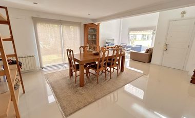 Excelente propiedad con Piscina a la Venta en Fincas Dos