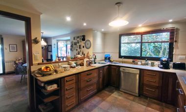 Dos viviendas independientes con quincho