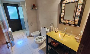 Dos viviendas independientes con quincho