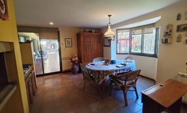 Dos viviendas independientes con quincho