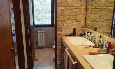 Dos viviendas independientes con quincho