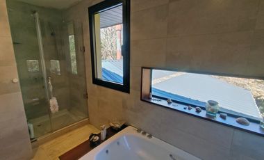 Dos viviendas independientes con quincho