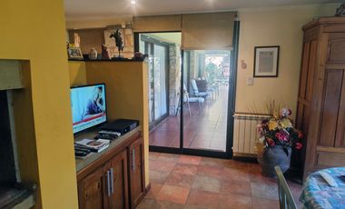 Dos viviendas independientes con quincho