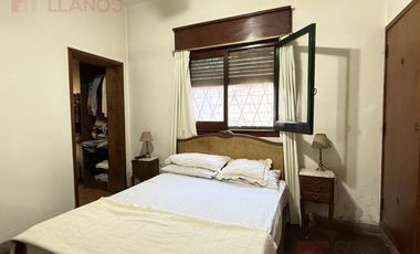 Venta de Casa de 3 dormitorios con pileta y parque, apta crédito sobre Av. Constitución, Luján.