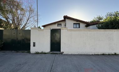 Venta de Casa de 3 dormitorios con pileta y parque, apta crédito sobre Av. Constitución, Luján.