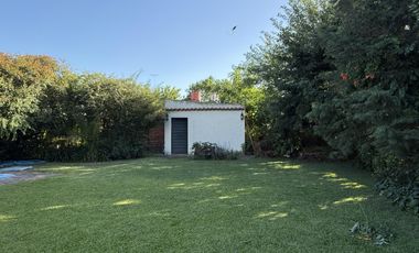 Venta de Casa de 3 dormitorios con pileta y parque, apta crédito sobre Av. Constitución, Luján.