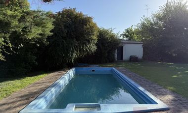 Venta de Casa de 3 dormitorios con pileta y parque, apta crédito sobre Av. Constitución, Luján.