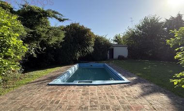 Venta de Casa de 3 dormitorios con pileta y parque, apta crédito sobre Av. Constitución, Luján.