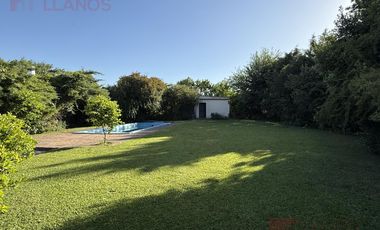 Venta de Casa de 3 dormitorios con pileta y parque, apta crédito sobre Av. Constitución, Luján.