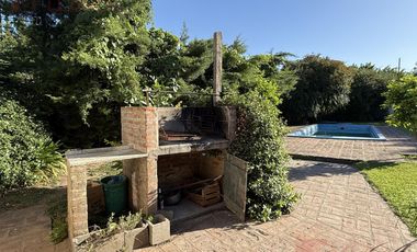 Venta de Casa de 3 dormitorios con pileta y parque, apta crédito sobre Av. Constitución, Luján.