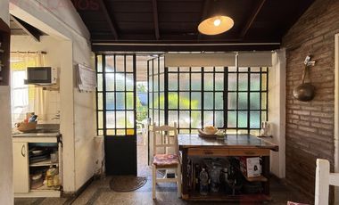 Venta de Casa de 3 dormitorios con pileta y parque, apta crédito sobre Av. Constitución, Luján.