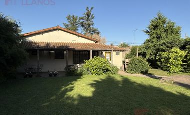 Venta de Casa de 3 dormitorios con pileta y parque, apta crédito sobre Av. Constitución, Luján.