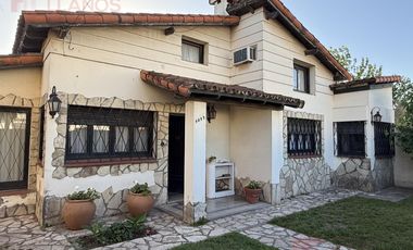 Venta de Casa de 3 dormitorios con pileta y parque, apta crédito sobre Av. Constitución, Luján.