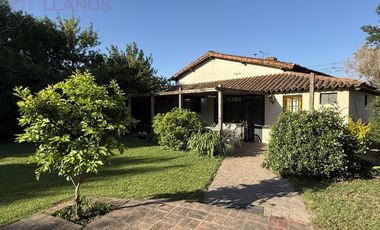 Venta de Casa de 3 dormitorios con pileta y parque, apta crédito sobre Av. Constitución, Luján.