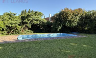 Venta de Casa de 3 dormitorios con pileta y parque, apta crédito sobre Av. Constitución, Luján.
