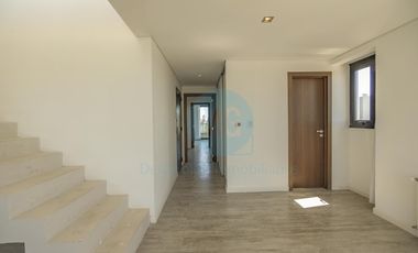 Piso de 4 ambientes con quincho, terraza y jacuzzi privados a estrenar, amenities cochera