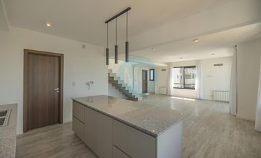 Piso de 4 ambientes con quincho, terraza y jacuzzi privados a estrenar, amenities cochera